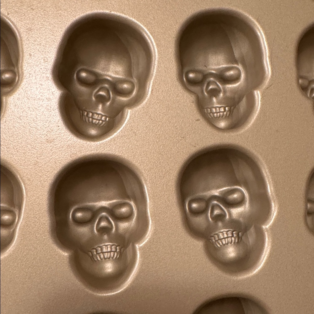 NORDICWARE SKULL BITES BAKING PAN - Picture 2 of 3